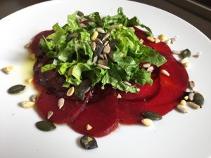 Rote Beete Carpaccio mit Salat