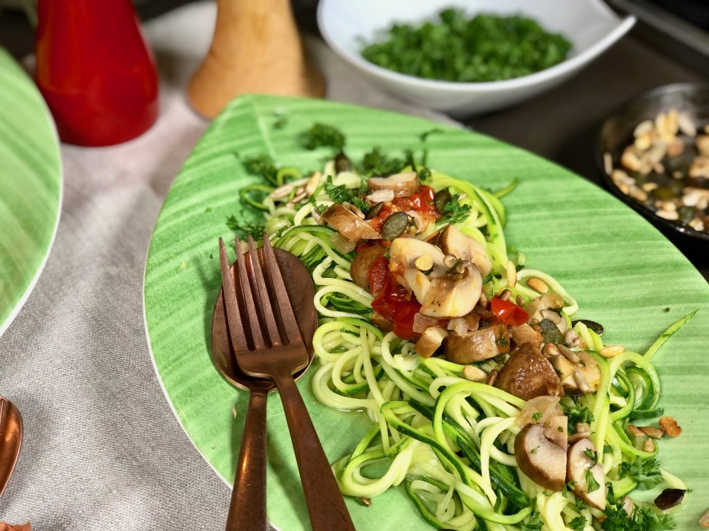 Zucchini-Zoodles mit Champignon-Topping